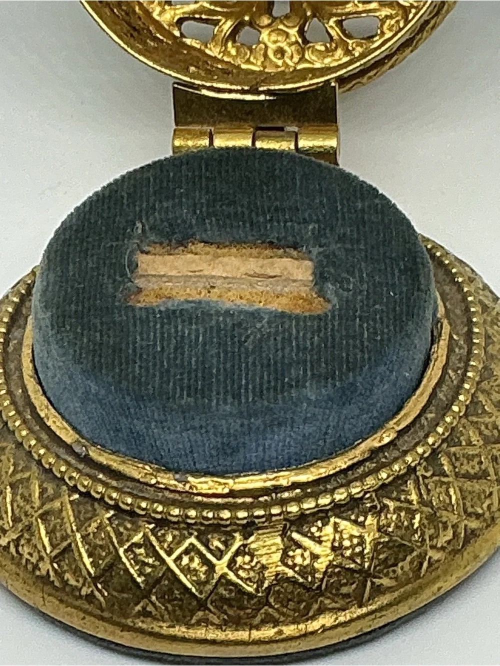 VTG Gold Plated Ormolu Filigree Double Ring Box Hinged Lid Blue Velvet